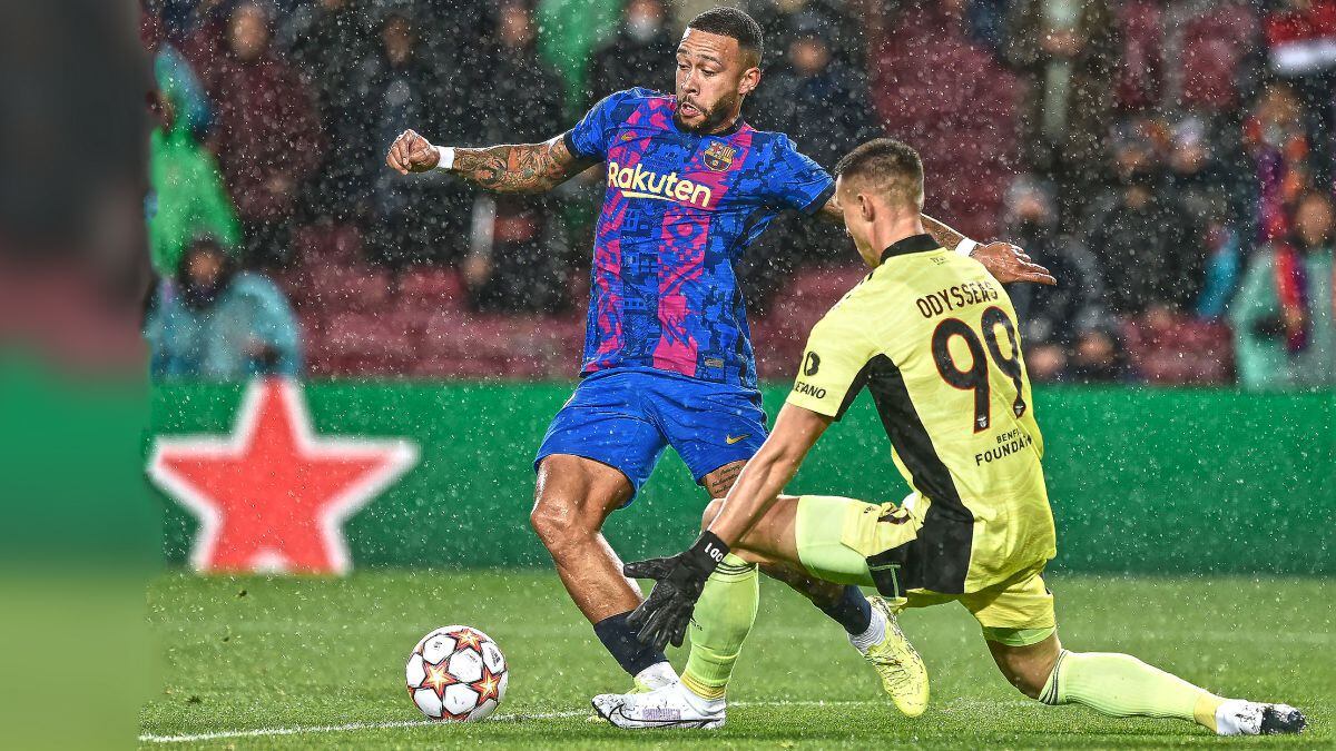 Barcelona&#039;s Dutch forward Memphis Depay (L) fights for the ball with Benfica&#039;s Greek goalkeeper Odisseas Vlachodimos during the UEFA Champions League Group E football match between FC Barcelona and SL Benfica, at the Camp Nou stadium in Barcelona on November 23, 2021. (Photo by Josep LAGO / AFP)