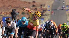 El ciclista noruego del Uno-X Soren Waerenskjold celebra su victoria en la tercera etapa del Saudi Tour.