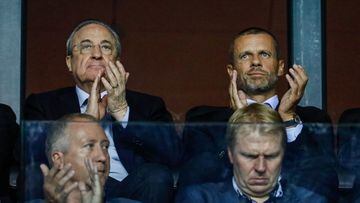 Florentino Pérez, presidente del Real Madrid, y Aleksandr Ceferin, presidente de la UEFA, aplauden en el palco durante un partido.