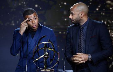 Kylian Mbappé receives the Best Ligue 1 Player award from former player Thierry Henry on May 15, 2022 in Paris, as part of the 30th edition of the UNFP