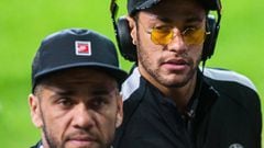 Los jugadores del Paris Saint-Germain Neymar y Dani Alves durante la inspecci&oacute;n de campo en el Estadio Constant Vanden Stock en Bruselas 