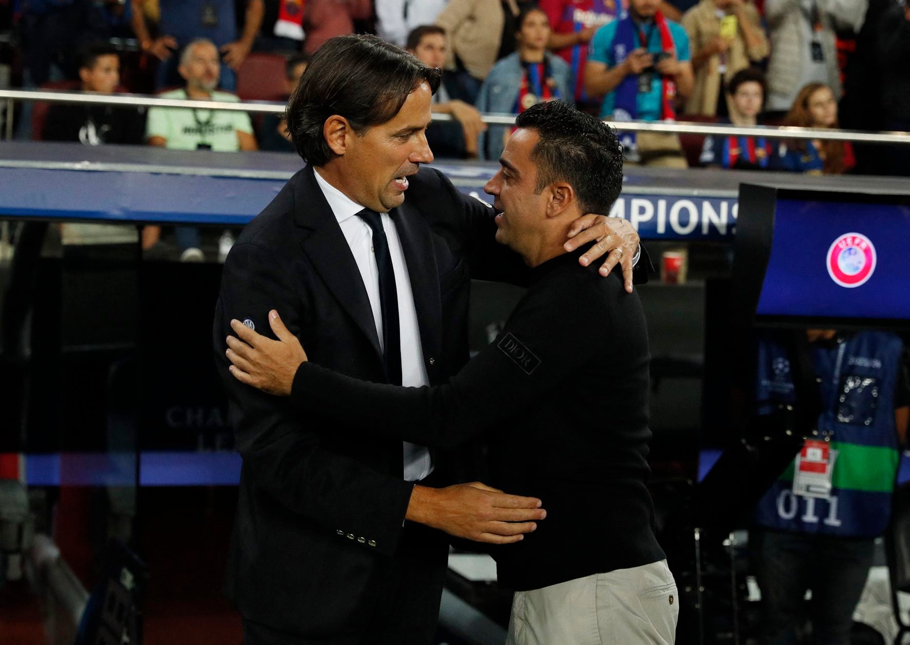 Saludo entre Simone Inzaghi y Xavi Hernández.