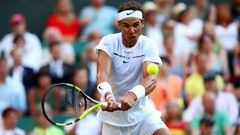 Rafael Nadal devuelve una bola ante Donald Young durante el partido de segunda ronda de Wimbledon.