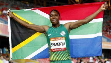 La atleta sudafricana Caster Semenya celebra la medalla de oro lograda en la prueba femenina de 1.500 metros.