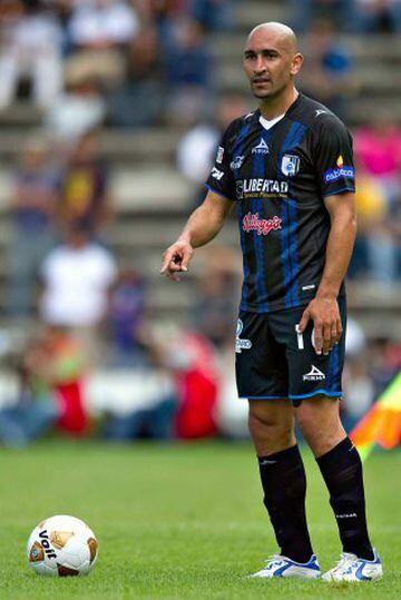 El mediocampista uruguayo Sergio Orteman ganó dos Copas Libertadores: la de 2002 con el Olimpia y la de 2007 con Boca Juniors. Y también jugó en dos equipos mexicanos: el Atlas en el Clausura 2006 y Querétaro en el Apertura 2010. 