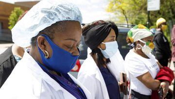 Brooklyn (United States), 07/05/2020.- Nurses pause for a moment silence for a Rikers Island nurse, William Chan, who died yesterday from COVID-19, during a rally organized by the New York State Nurses Association at the entrance to the Rikers Island corr