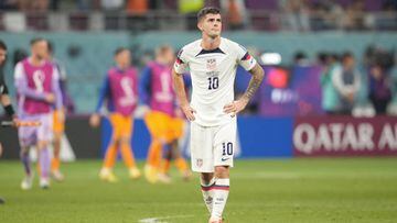 Christian Pulisic, jugador de Estados Unidos, lamenta la derrota de su equipo frente a Países Bajos en octavos de final de Qatar 2022.