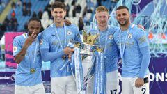 Soccer Football - Premier League - Manchester City v Everton - Etihad Stadium, Manchester, Britain - May 23, 2021 Manchester City&#039;s Raheem Sterling, John Stones, Kevin De Bruyne and Kyle Walker pose with the trophy as they celebrate after winning the