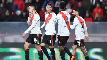 AVELLANEDA, ARGENTINA - AUGUST 07: Matias Suarez (C) of River Plate celebrates with teammates after scoring the first goal of his team during a match between Independiente and River Plate as part of Liga Profesional 2022 at Estadio Libertadores de América on August 7, 2022 in Avellaneda, Argentina. (Photo by Rodrigo Valle/Getty Images)