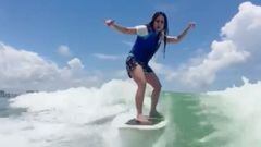La cantante colombiana Shakira practicando wakesurf (surf aprovechando las olas de una lancha) en Miami, en mayo del 2023. 