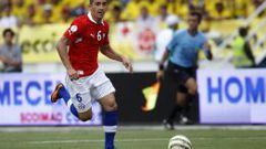 El jugador del seleccionado chileno Carlos Carmona controla el balon durante el partido valido por las eliminatorias a Brasil 2014 contra Colombia.