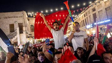 La afición qatarí (y el pueblo musulmán) celebraron la victoria de Marruecos sobre España en los octavos de final de la Copa del Mundo de Qatar 2022.