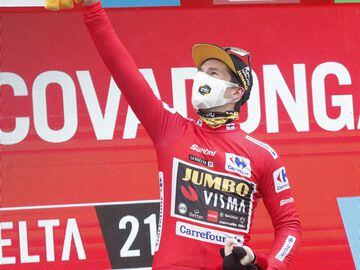 Primoz Roglic, se viste de rojo tras ganar la etapa de hoy.  