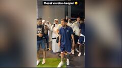 Lionel Messi enfrenta a un portero robot en su estadía en Qatar