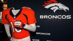 Los Denver Broncos han mostrado el traje que usarán en la Super Bowl 50.