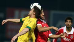 El jugador del Pacos de Ferreira Vitorino Antunes lucha por el bal&oacute;n con Eduardo Salvio, del Benfica.