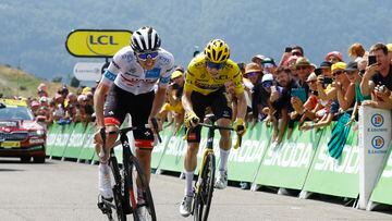 El ciclista esloveno Tadej Pogacar ataca ante Jonas Vingegaard en la rampa final de Peyragudes en la decimoséptima etapa del Tour de Francia.