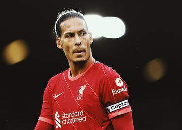 Before arriving at Liverpool, the Breda native had spells at FC Groningen, Celtic FC and Southampton FC, until he arrived at Anfield in the 17/18 season for a fee of 84.65 million euros. One of the best central defenders in the world and a key player for Jürgen Klopp.