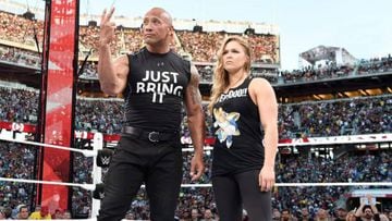 Dwayne Johnson "The Rock" y Ronda Rousey formaron pareja para medirse a Stephanie McMahon en el Wrestlemania 31.