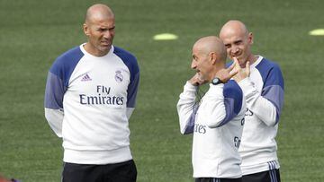 Zidane habla con Pintus y BEttoni.