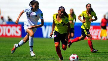 Gisela Robledo lucha un bal&oacute;n con Noh Hyeyeon durante el tercer partido de la fase de grupos del Mundial Sub 17 que termin&oacute; en empate a un gol.