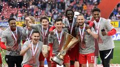 Soccer Football - Austrian Soccer Cup Final - FC Salzburg v SV Ried - Worthersee Stadion, Klagenfurt, Austria - May 1, 2022 FC Salzburg's Nicolas Capaldo lifts the trophy and celebrates with teammates after winning the Austrian Soccer Cup REUTERS/Leonhard Foeger