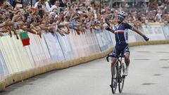 El ciclista francés Julian Alaphilippe celebra su victoria en los Mundiales de Ciclismo en Ruta de Flandes 2021.
