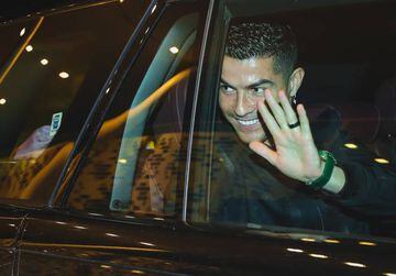 Cristiano Ronaldo ya está en Arabia Saudí. El portugués será presentado en el día de hoy con su nuevo equipo y cientos de aficionados le han esperado en su aterrizaje en su nuevo país. 