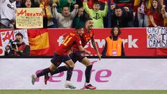 Joselu celebra con Yeremy Pino el segundo gol ante Noruega en La Rosaleda.