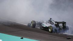 Rosberg tras tocarse con Vettel en la salida.