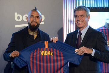 Arturo Vidal presented by FC Barcelona this afternoon. Pictured with Jordi Mestre.