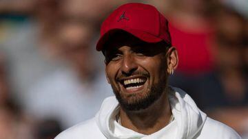 El tenista australiano Nick Kyrgios sonríe durante la entrega de premios de Wimbledon tras perder en la final con Novak Djokovic.