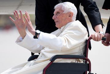 Pope Emeritus Benedict XVI gestures at the Munich Airport before his departure to Rome in June 2020.