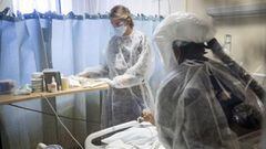 Coronado (United States), 20/01/2021.- Respiratory Therapist Ambrosia Martinez (L) and nurse Ann Lawani (R) take care of a COVID-19 patient in the ICU (Intensive Care Unit) of the Sharp Coronado Hospital, amid coronavirus pandemic in Coronado, west of San