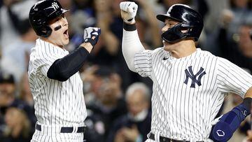 Anthony Rizzo y Aaron Judge festejan tras HR del primero en el Juego 1 de Yankees vs. Guardians.