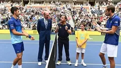 Drew Hassenbein en la previa de la final del US Open 2021, junto a Novak Djokovic y Daniil Medvedev.
