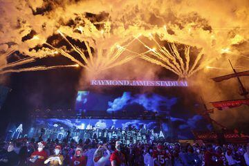 ¡El Raymond James Stadium se iluminó con fuegos artificiales!
