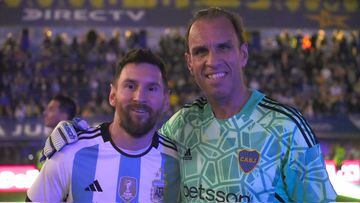 Navarro Montoya, junto a Messi en el homenaje a Riquelme.
