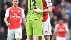 David Ospina se abraza con Laurent Koscielny (derecha) despu&eacute;s del partido en que Arsenal venci&oacute; 3-0 a West Ham. 