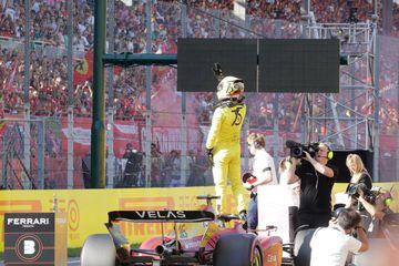 El piloto español de Ferrari, Carlos Sainz Jr, saluda a sus seguidores después de quedar tercero en la sesión de clasificación.