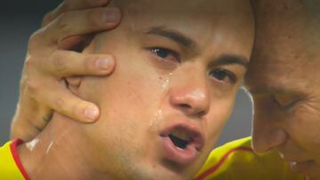 Leonardo Castro llora antes del partido entre Pereira y Medellín, final de vuelta de la Liga BetPlay