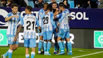 Alegría de los jugadores del Málaga tras el gol de Rubén Castro.