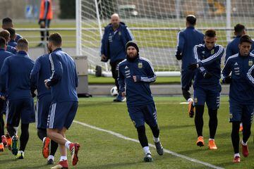Lionel Messi trotando juntos a sus compañeros.