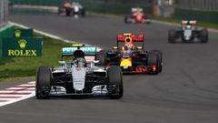 Rosberg con el Mercedes y Verstappen con el Red Bull por delante del resto de equipos en el GP de M&eacute;xico 2016.