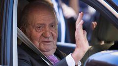 Juan Carlos I saluda a los ciudadanos tras su salida de la misa de Resurrecci&oacute;n en Palma en 2018.