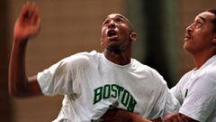 Kobe Bryan entrenando junto a Dennis Johnson y con una camiseta de los Celtics antes del draft de 1996.