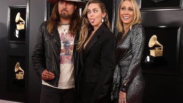 La familia integrada por Billy Ray Cyrus, Miley Cyrus y Tish Cyrus posó en el Staples Center de Los Ángeles, California