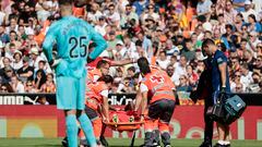 l centrocampista del Atlético de Madrid Thomas Lemar (c), es retirado en camilla durante el partido de Laliga EA Sports que disputan el Valencia y el Atlético de Madrid, este sábado en el estadio de Mestalla, en Valencia.-EFE/Ana Escobar