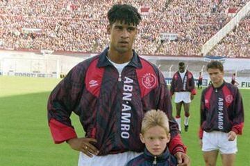 Frank Rijkaard tuvo una trayectoria completa y regresó al Ajax para disfrutar sus últimos años de fútbol. Un joven Wesley Snejder aprovechó la oportunidad para fotografiarse con su ídolo