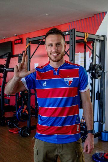 Ángelo Henríquez llegó a Brasil para sumarse a su nuevo equipo en el extranjero. El ex Universidad de Chile antes pasó por Dinamo Zagreb, Wigan, Manchester United y Atlas.